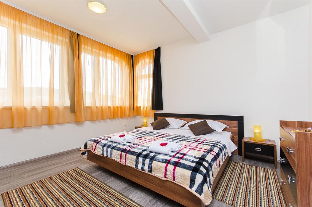 Apartments Branka Trogir Buitenkant foto