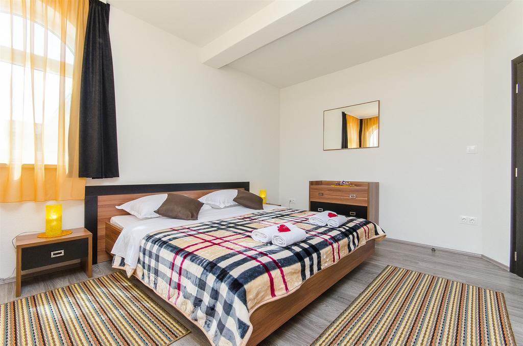 Apartments Branka Trogir Buitenkant foto
