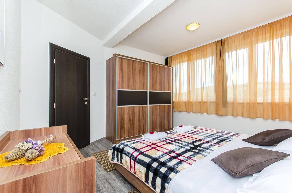 Apartments Branka Trogir Buitenkant foto