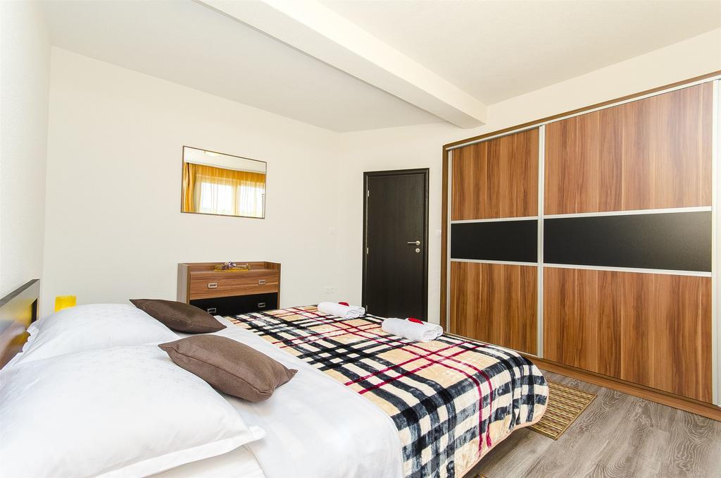 Apartments Branka Trogir Buitenkant foto